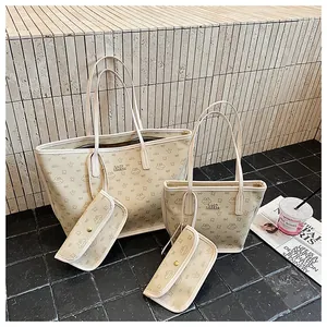 Dettaglio del set di borse tote beige con motivo a cartoni animati e logo in metallo