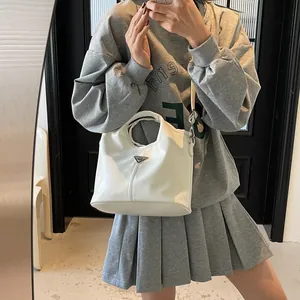 White solid color tote bag with metal logo, casual shoulder bag for women outfit style