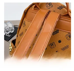Détail de la couture renforcée et du cuir texturé sur la bretelle d'un sac à dos