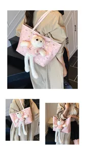 Dettaglio di una borsa shopper rosa con orsetto di peluche 3D e motivi del logo