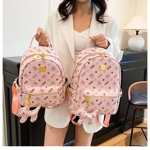 Détail du sac à dos rose à motif d'ours avec zips dorés et accessoire assorti inclus