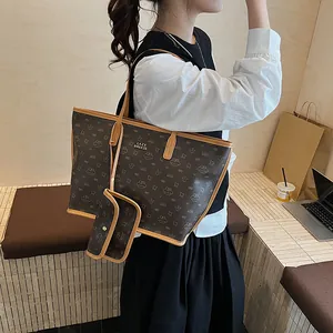 Borsa tote marrone retrò stampata con tracolla larga e pochette coordinata