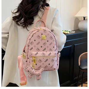 Vue arrière du sac à dos rose avec imprimés d'ours et charmant pendentif chiot