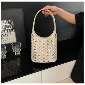 Nahaufnahme der weißen Hobo-Tasche mit silbernen Metallnieten und glattem PU-Leder