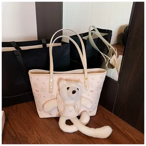 Dettaglio della borsa shopper rosa con stampa orsetto e ciondolo di peluche