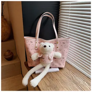 Dettaglio della borsa tote rosa con stampe di orsetti e un ciondolo a forma di orsetto