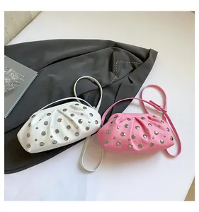 Détails des sacs nuages blancs et roses avec clous métalliques et cuir texturé