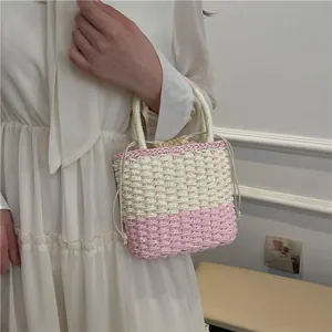 Roze en beige geweven stro crossbody tas met trekkoord voering en handvat voor dames