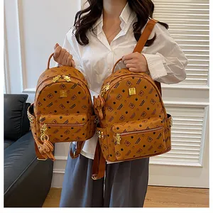 Détail de grands et petits sacs à dos marron avec imprimés d'ours et texture chic