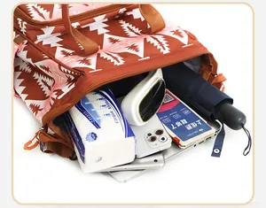 Primer plano de la gran capacidad interior del bolso cambiador estampado con accesorios