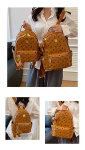 Détails des sacs à dos en cuir marron avec motifs d'ours et rivets dorés fins