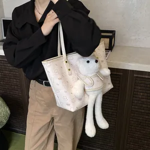 Borsa tote da donna con stampa di orsetto, grande ciondolo di peluche e manici in pelle