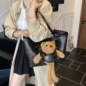 Grande borsa tote in pelle nera con stampa orsetti e ciondolo orsetto di peluche 3D