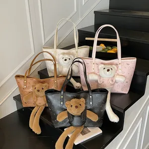 Grandi borse tote alla moda con stampa di orsetto e ciondoli in peluche in quattro colori