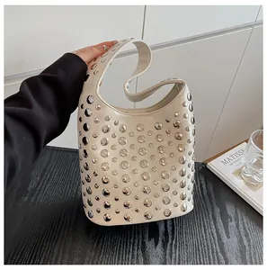 Detail der cremeweißen Lederschultertasche mit silbernen Metallnieten in Mondform