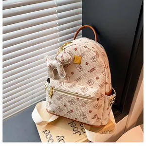 Détail d'un sac à dos en cuir crème avec imprimé ours et rivets dorés décoratifs