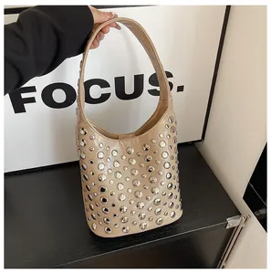 Detailansicht der Khaki-Hobo-Tasche aus Kunstleder mit silbernen Nieten und breitem Gurt