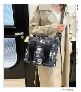 Lifestyle-Foto der großen Reisetasche mit Totenkopf-Blumenmuster zu einem Trenchcoat