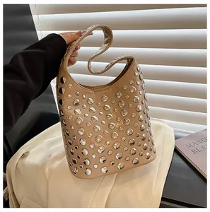 Detailansicht der khakifarbenen Hobo-Tasche mit silbernen Nieten und glattem PU-Leder