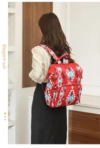Vista detallada de la mochila para pañales bohemia con patrones geométricos rojos