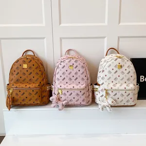 Vue détaillée de grands sacs à dos imprimés en similicuir marron rose et blanc