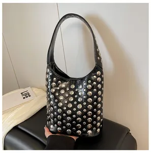 Detailansicht der schwarzen Leder-Beuteltasche mit polierten silbernen Metallnieten