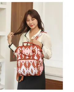 Detalle del patrón geométrico étnico y el bolsillo con cremallera en la mochila maternal