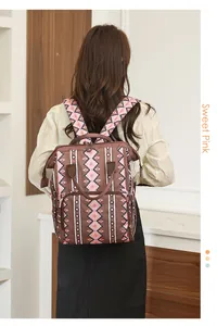 Mochila para pañales bohemia rosa y marrón en una modelo en un ambiente interior acogedor