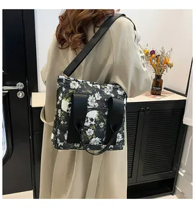 Rückansicht der großen Reisetasche mit Totenkopf-Blumenmuster und abnehmbarem Gurt