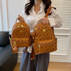 Sac à dos marron imprimé en deux tailles avec breloque ours et détails dorés