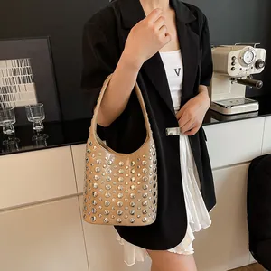 Schicke beige Hobo-Tasche mit Silbernieten und glattem Leder-Finish für den Alltag