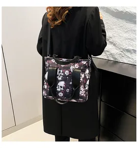 Detailansicht der Gothic-Reisetasche mit Totenkopfmuster, getragen von einem Modell