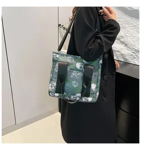 Detail der Reisetasche mit Totenkopfprint, verstellbarem Schultergurt und Metallhaken