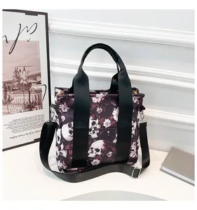 Reisetasche mit Totenkopfmuster, abnehmbarem Schultergurt und Metallschnallen