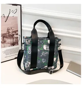 Nahaufnahme der Reisetasche mit Totenkopf-Print, Tragegriffen und Gurt