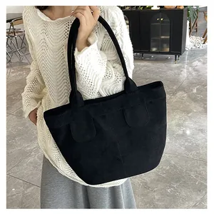 Grande borsa tote in pelle scamosciata nera con cuciture eleganti per uso quotidiano