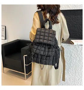 Detailansicht des schwarzen gesteppten Puffer-Rucksacks mit Kordelzug und Metallringen