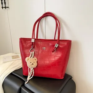 Sac Cabas pour Femme en Cuir PU avec Motif Crocodile Grande Capacité Sac à Épaule Avec Pendentif Ours Foulard en Satin Sac à Main Mode