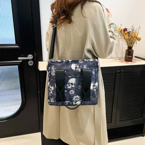 Große Reisetasche mit Totenkopf- und Blumenprint sowie verstellbarem Schultergurt