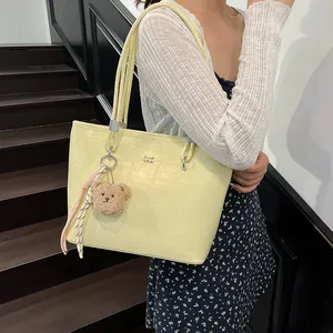 Grand sac cabas jaune pâle motif crocodile avec breloque ours et ruban rayé élégant