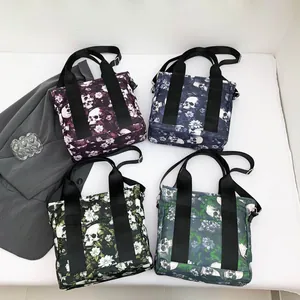 Große Reisetasche mit Totenkopf-Blumenmuster in verschiedenen Farben, vielseitig nutzbar