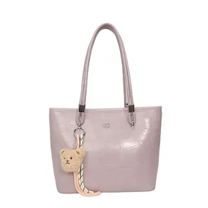 Sac fourre-tout lavande effet crocodile avec bandoulière et bijou d'ours