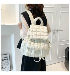 Rückansicht eines Models mit weißem gestepptem Rucksack mit Kordelzug und Klappenverschluss