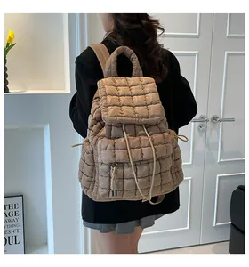 Gesteppter khakifarbener Rucksack für Damen mit Kordelzug und glänzender Oberfläche am Modell