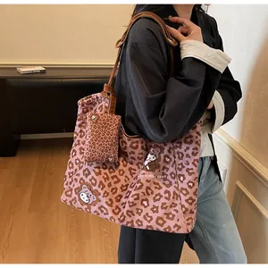 Dettaglio della borsa tote in tela leopardata rosa con motivo di gatto dei cartoni