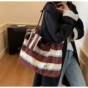 Dettaglio della grande borsa tote in tela a righe retrò con stampa cane e astuccio