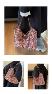 Dettaglio della borsa tote rosa leopardata con toppa cartoon e piccolo borsellino