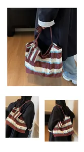 Dettaglio della borsa tote in tela a righe grandi con mini pochette coordinata