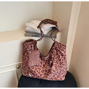 Dettaglio della borsa tote in tela rosa leopardata con simpatica stampa di orso cartoon