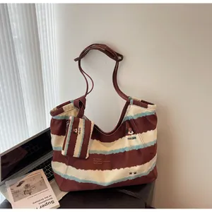 Dettaglio del set borsa tote in tela con mini pochette e stampa cartoon fortunata